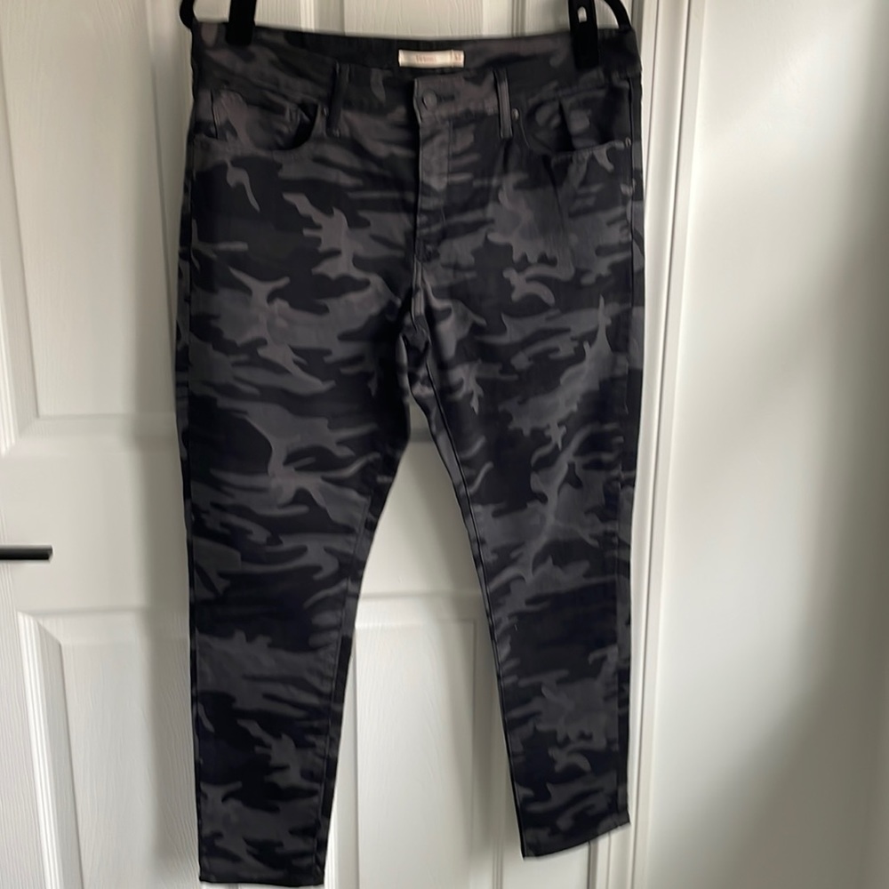 Levi black camo jeans